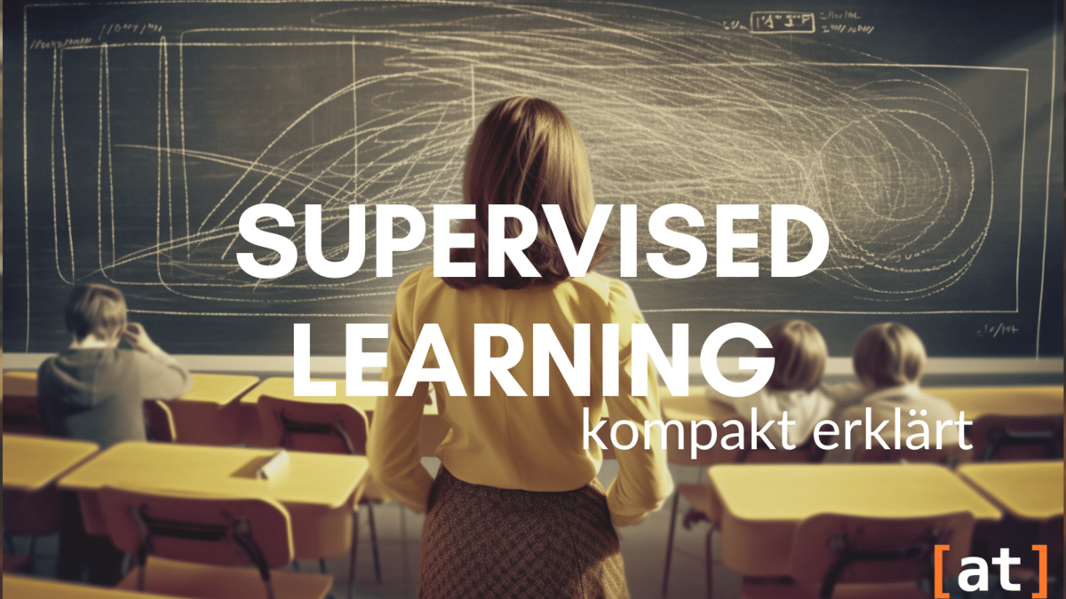 Supervised Learning: kompakt erklärt, Lehrerin vor ihrer Klasse und der Schultafel