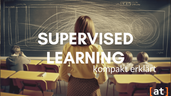Supervised Learning: kompakt erklärt, Lehrerin vor ihrer Klasse und der Schultafel