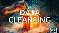 Data Cleansing, die Hand einer Person, die einen orangen Datenwürfel abstaubt