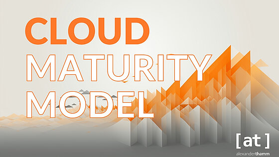 Cloud Maturity Model, eine aufsteigende Architektonik aus Grau und Orange, daneben einige Wolken und Vögel