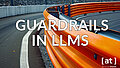 Leitplanken in LLMs, eine orangefarbene Leitplanke im Vordergrund einer Kurve einer Rennstrecke