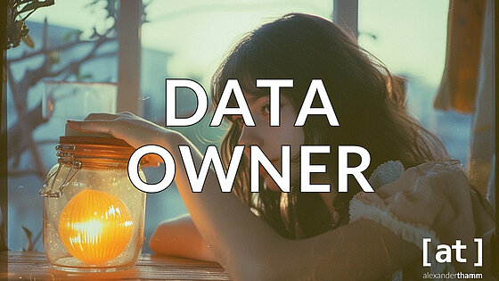 Data Owner, eine männliche Person, die sich ein Glas mit einer Sonne unter ihrer Hand schützt