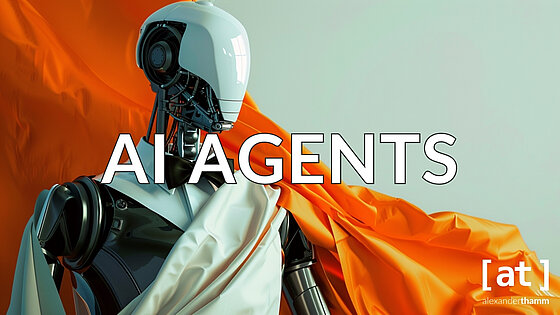 KI Agenten, ein humanoider Roboter in einem weißen Anzug mit einem diagonal drapierten orangefarbenen Stoff im Hintergrund
