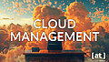 Cloud Management, ein Manager hinter seinem Schreibtisch sitzend und auf den Abend-Horizont voller Wolken blickend