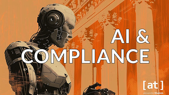 KI und Compliance, ein Roboter aus weißem Metall, im Hintergrund ein klassischer Portikus eines griechischen Tempels