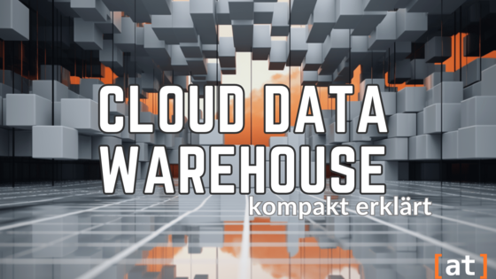 Cloud Data Warehouse: kompakt erklärt, ein architektonische Konstruktion aus grauen Blöcken mit einer orangefarbenen Wolke im Hintergrund und einer spiegelnden Glasfläche als Boden im Vordergrund