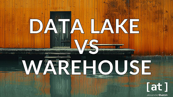 Data Lake vs. Data Warehouse, eine alte Lagerhalle am Rande eines Sees