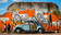 Dashboard-Design für einen Automobilkonzern, ein Citroen 2 CV vor einer Mauer mit einem Pop-Art-Graffiti, neben dem Wagen zwei Kinder