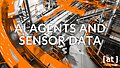 AI Agents and sensor data, eine Fabrik mit einem Fließband und einem Arbeiter aus der Vogelperspektive