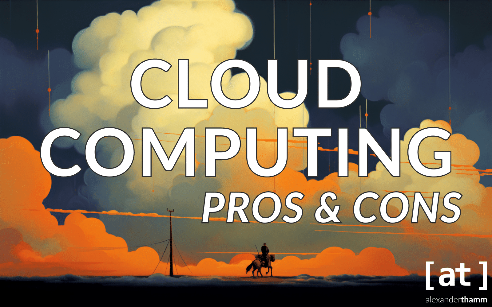 Vor- & Nachteile Cloud Computing, ein breites Wolkenfeld in der Abendsonnen, im Vordergrund eine weite Landschaft