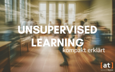 Unsupervised Learning: kompakt erklärt, Kinder, die in einem Klassenzimmer durcheinander rennen